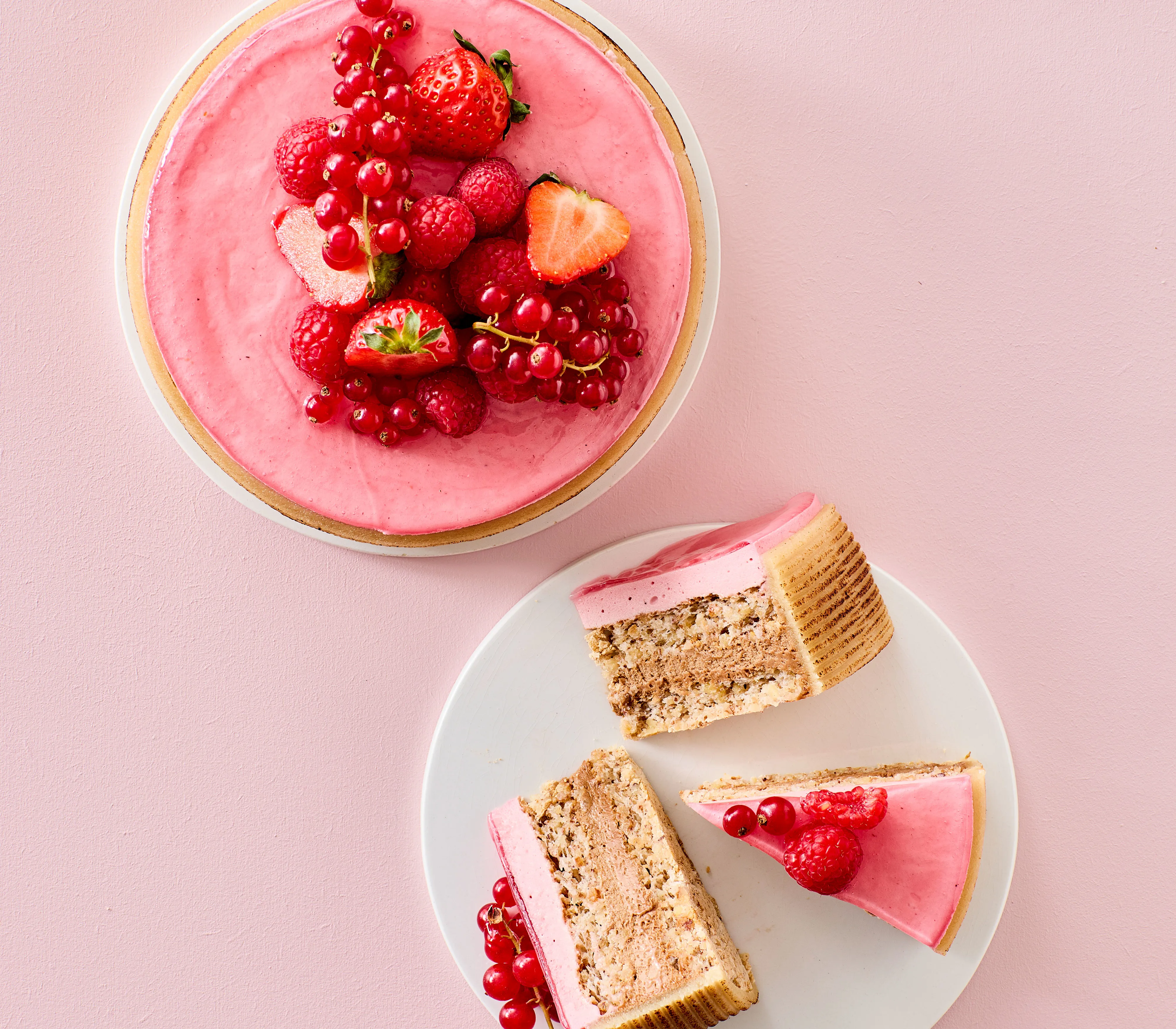 Nøddelagkage med mousse oppe fra