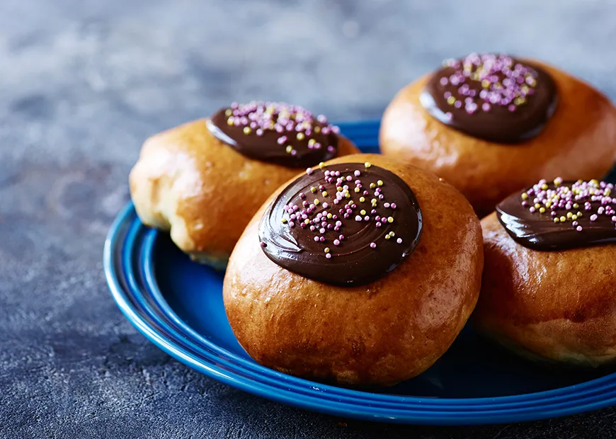 Fastelavnsboller Med Kransekage Og Creme